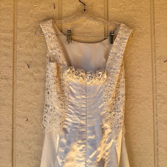 Vintage 1980s Wedding Dress Lace Bodice Satin Gown Classic Bridal Elegance - Picture 3 of 7
